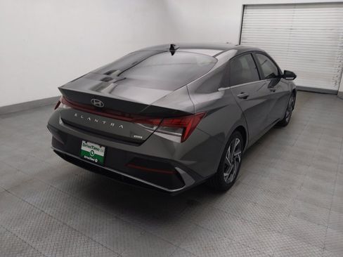 Used 2025 Hyundai Elantra Limited FWD image 9