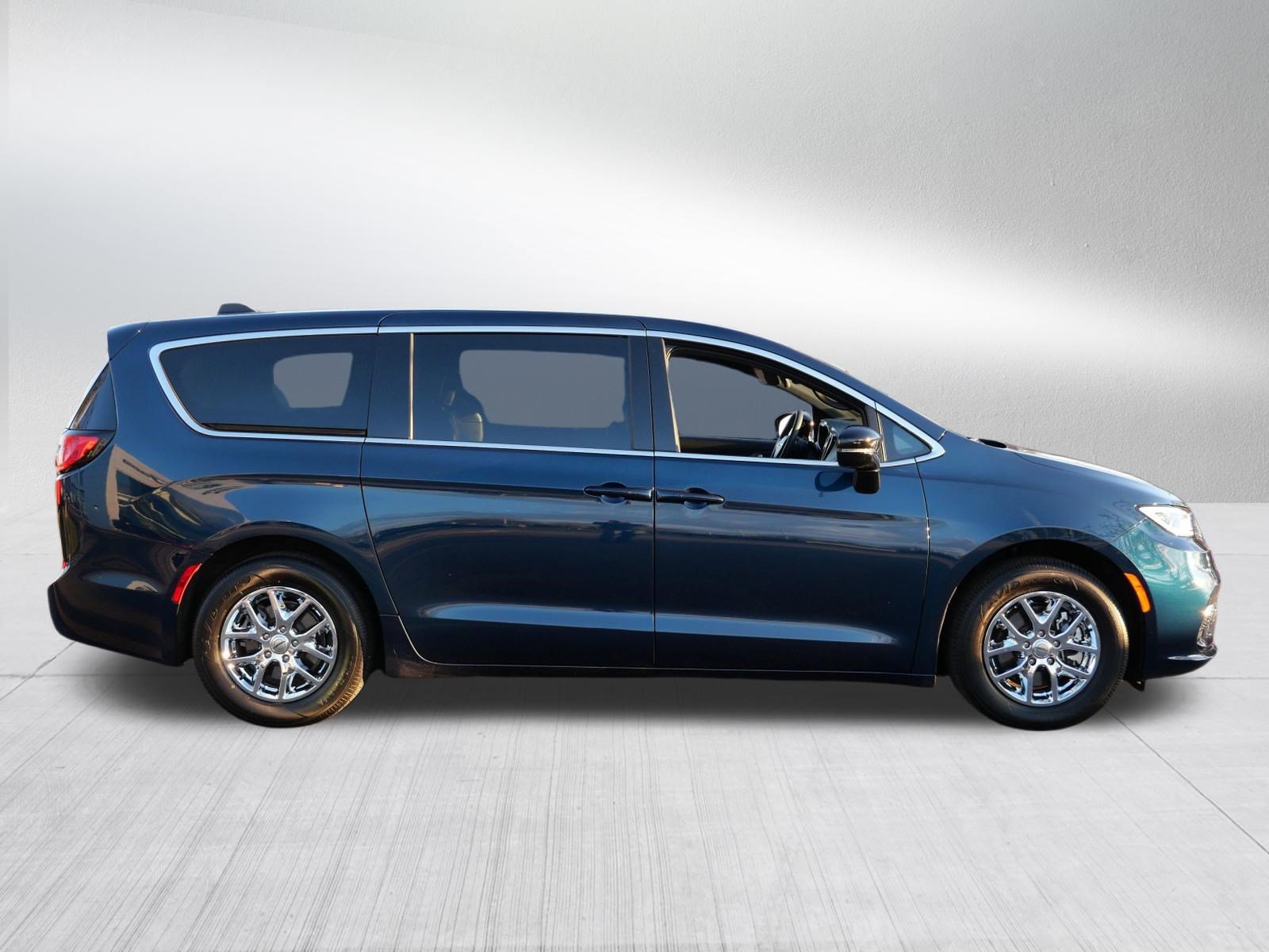Used 2025 Chrysler Pacifica Select FWD image 8