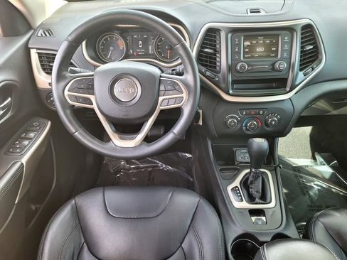 Used 2018 Jeep Cherokee Latitude w/ Altitude Package FWD image 12
