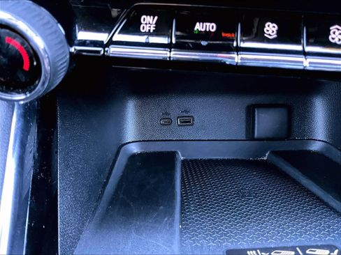 Used 2025 Chevrolet Traverse LT image 28