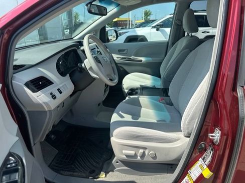Used 2014 Toyota Sienna LE FWD image 3