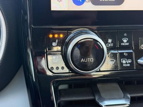 Used 2025 Toyota Highlander Platinum image 27