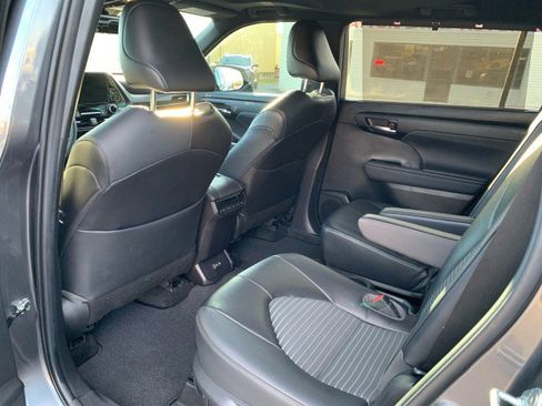 Used 2023 Toyota Highlander XSE image 12
