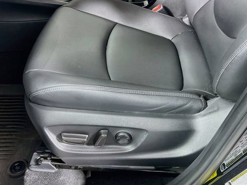 Used 2023 Toyota Corolla Cross XLE w/ Convenience Package FWD image 11