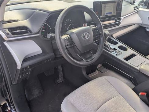 Certified 2025 Toyota Sienna LE image 9