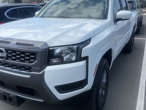 Used 2025 Nissan Frontier SV image 3