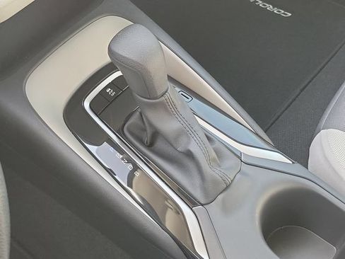 Used 2025 Toyota Corolla LE FWD image 30