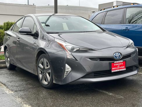 Used 2016 Toyota Prius Four Touring w/ Premium Convenience Package FWD image 4