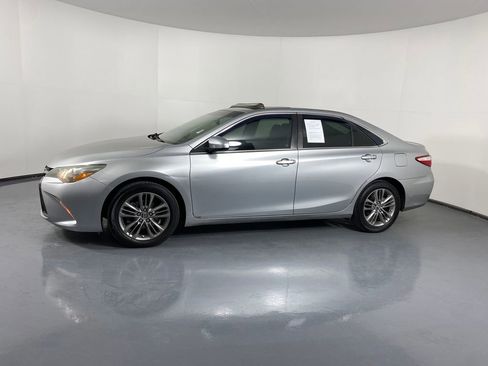 Used 2015 Toyota Camry SE image 3
