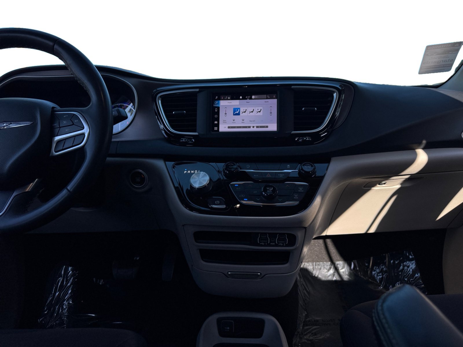 Used 2022 Chrysler Voyager LX FWD image 11