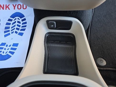 Used 2024 Chrysler Pacifica Touring-L image 18