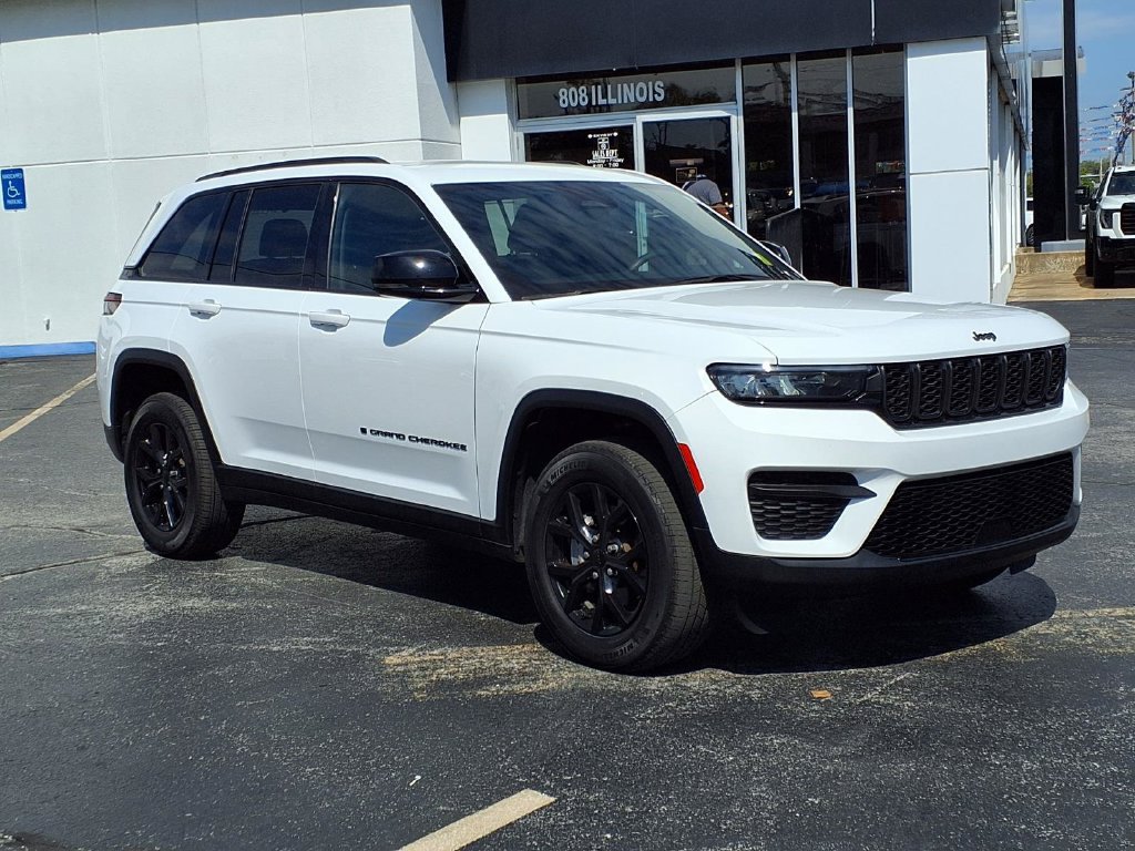 Used 2024 Jeep Grand Cherokee Altitude AWD/4WD image 3