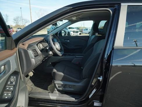 Used 2023 Nissan Rogue SV image 12