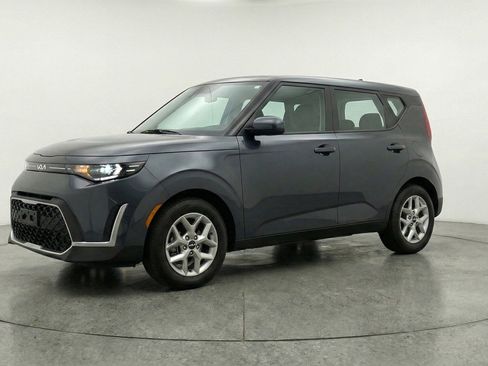 Used 2025 Kia Soul LX w/ LX Technology Package image 3