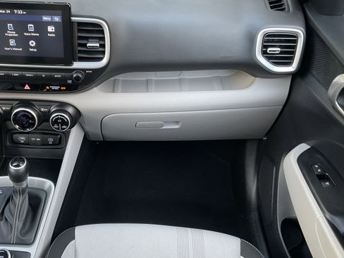 Used 2025 Hyundai Venue SEL FWD image 21