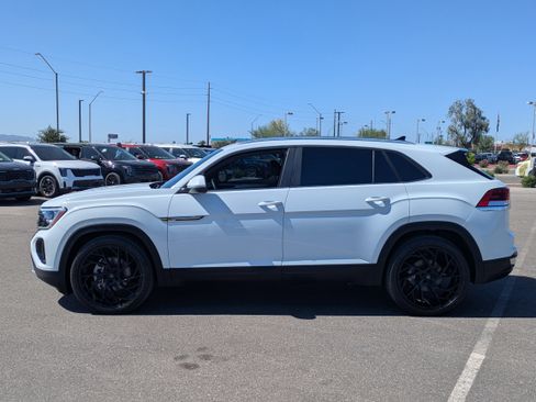 Used 2024 Volkswagen Atlas Cross Sport SE image 2
