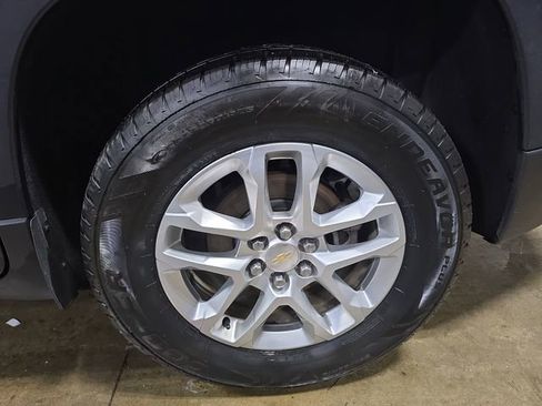 Used 2021 Chevrolet Traverse LT image 33