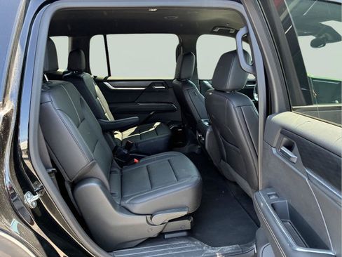 Used 2025 GMC Acadia Elevation w/ Elevation Premium Package AWD/4WD image 12