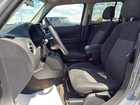 Used 2014 Jeep Patriot Latitude AWD/4WD image 9