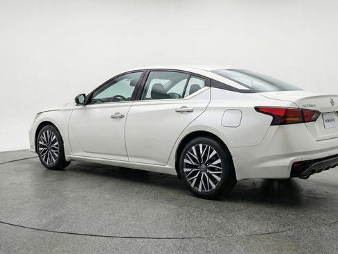 Used 2025 Nissan Altima 2.5 SV image 6