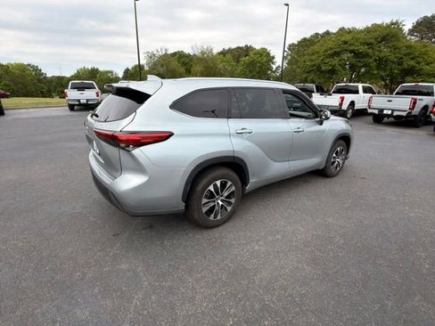 Used 2020 Toyota Highlander XLE FWD image 15