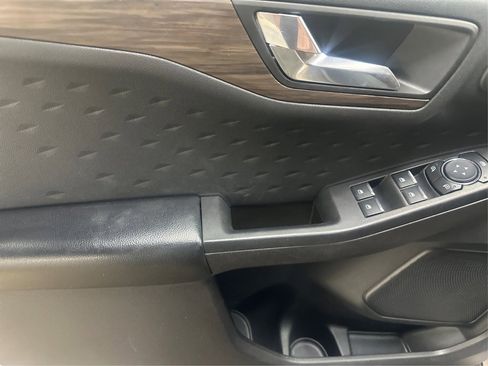 Used 2020 Ford Escape Titanium image 28