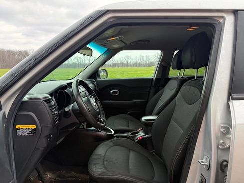 Used 2017 Kia Soul + image 7