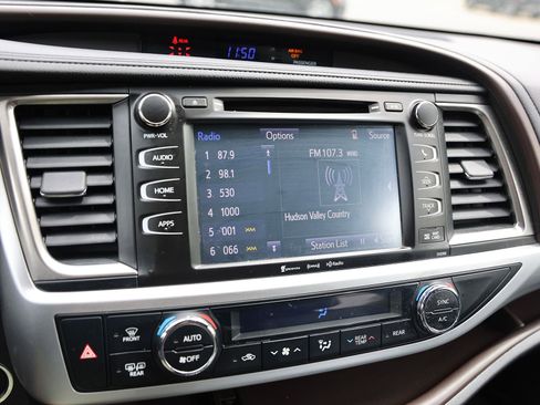 Used 2019 Toyota Highlander XLE AWD/4WD image 28