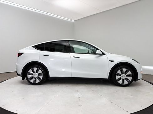Used 2024 Tesla Model Y Long Range AWD/4WD image 27