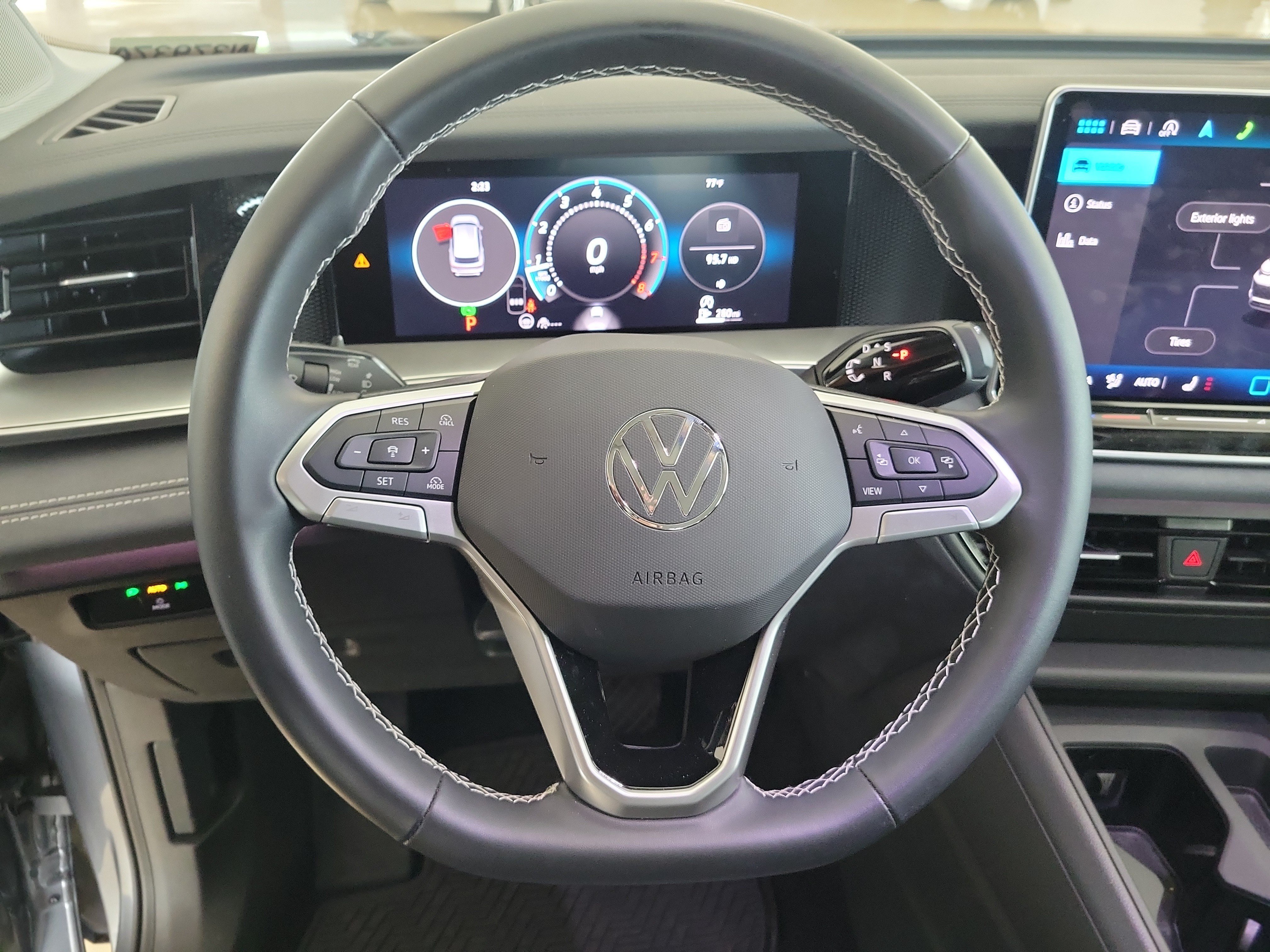 Used 2025 Volkswagen Tiguan SE FWD image 27