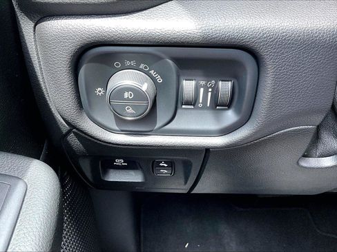 Used 2019 RAM 1500 Big Horn AWD/4WD image 38