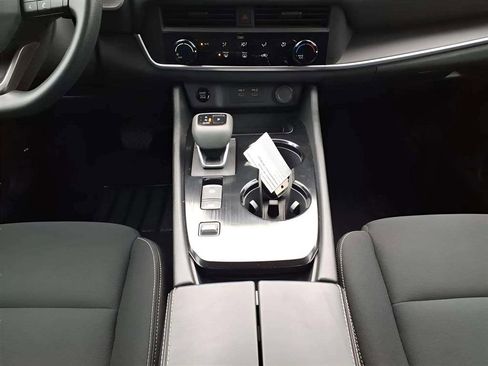 Used 2025 Nissan Rogue S image 11