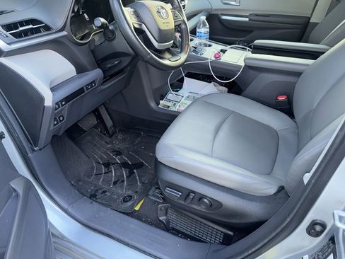 Used 2024 Toyota Sienna XLE image 5