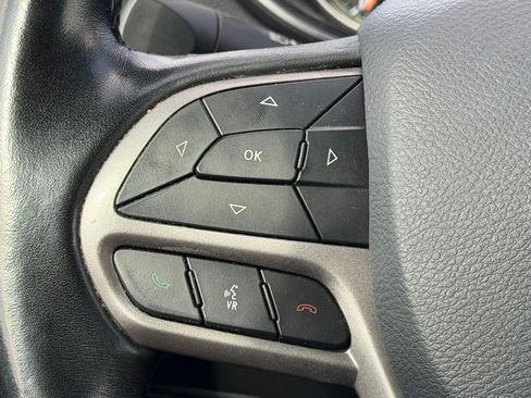 Used 2020 Jeep Cherokee Latitude w/ Quick Order Package 26F North AWD/4WD image 17