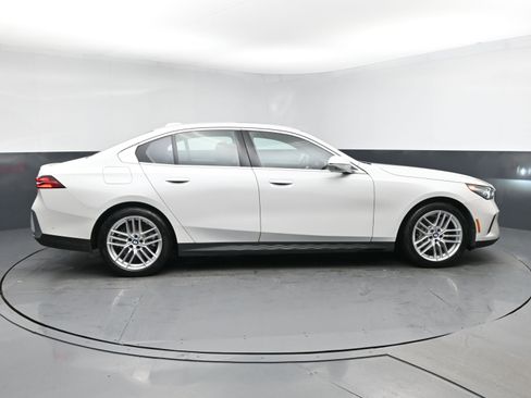 Used 2025 BMW 530i image 3