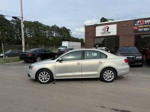 Used 2011 Volkswagen Jetta SE FWD image 2