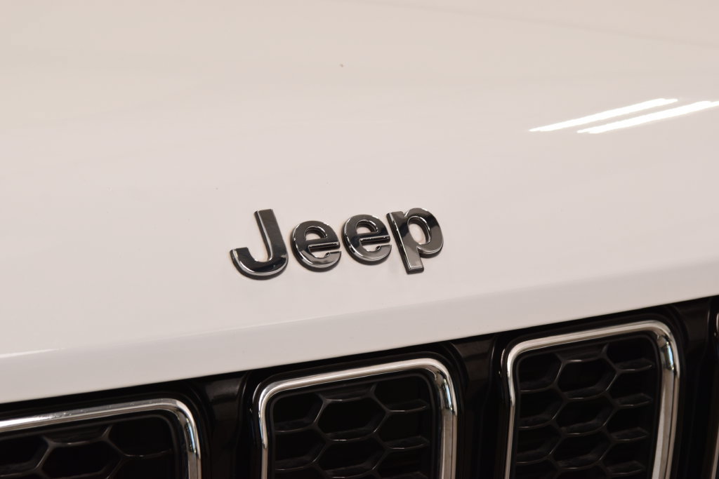 Used 2022 Jeep Grand Cherokee Overland w/ Luxury Tech Group IV AWD/4WD image 16
