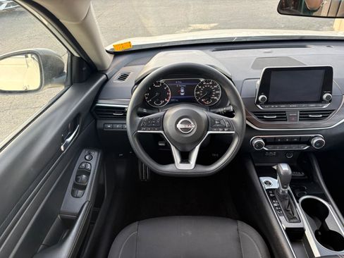 Used 2024 Nissan Altima 2.5 SV FWD image 18