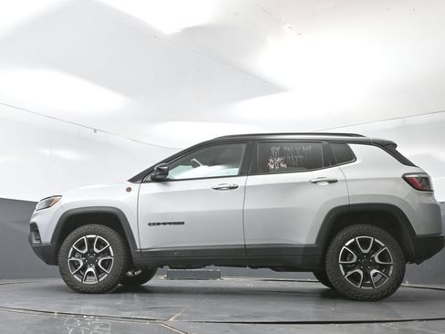 Used 2025 Jeep Compass Trailhawk AWD/4WD image 30