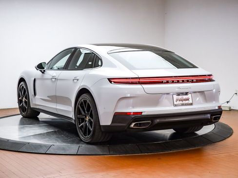 Used 2025 Porsche Panamera image 3