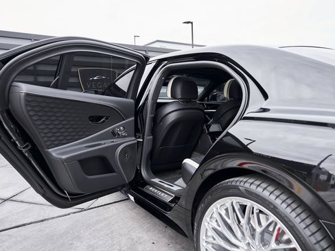 Used 2025 Bentley Flying Spur Plug-In Hybrid image 29