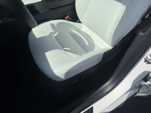 Used 2022 Tesla Model Y Long Range AWD/4WD image 22