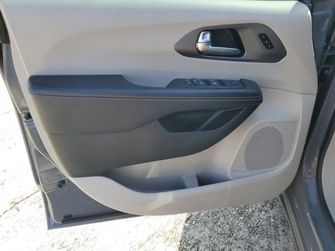 Used 2022 Chrysler Pacifica Touring-L image 8