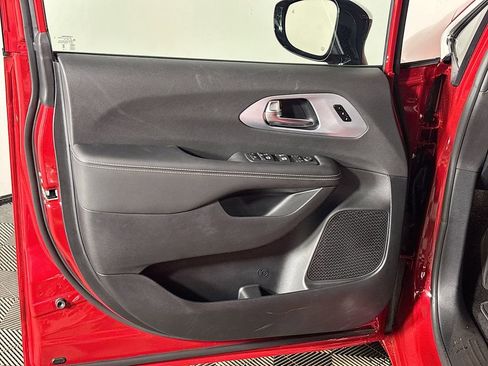 New 2026 Chrysler Pacifica Limited image 10