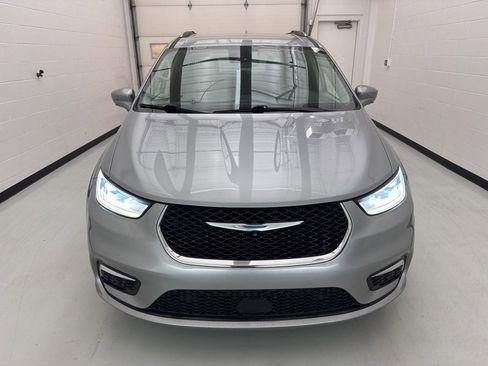 Used 2021 Chrysler Pacifica Touring-L image 7