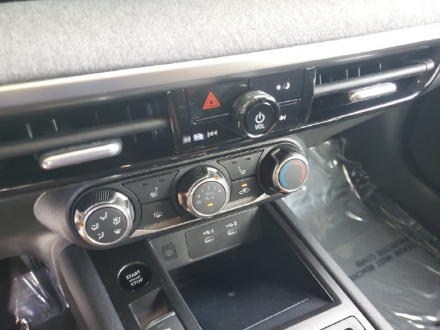 Used 2025 Nissan Kicks SV w/ SV Premium Package FWD image 21