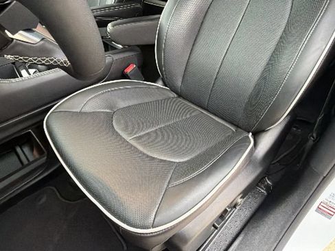 Used 2026 Chrysler Pacifica Limited FWD image 14
