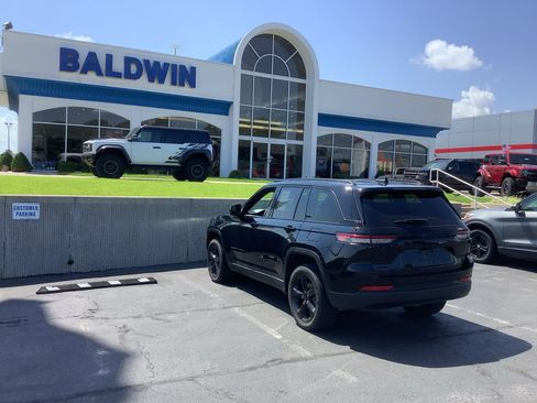 Used 2024 Jeep Grand Cherokee Altitude AWD/4WD image 5