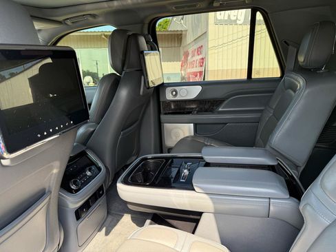 Used 2018 Lincoln Navigator L Reserve w/ Technology Package AWD/4WD image 9