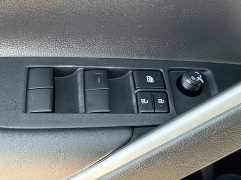 Used 2022 Toyota Corolla Cross L image 14